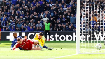 英超德比2-1：两人重伤+火爆冲突+100分钟绝杀 10.2亿豪门坐稳前5